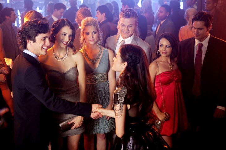 Escena de PLL donde Spencer presenta a su novio a sus amigas
