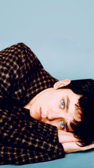 Fondo de pantalla para celular con Asa Butterfield recostado en el piso