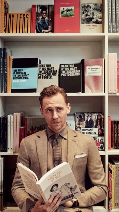 Fondo de pantalla para celular con Tom Hiddleston leyendo dentro de una biblioteca