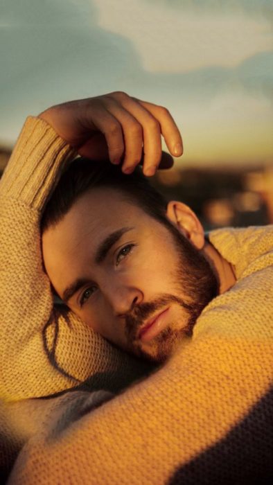 Chris Evans modelando en el desierto para GQ