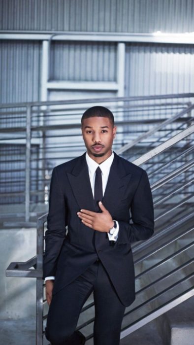 Fondo de pantalla para celular con Michael B Jordan posando para una revista