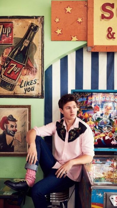 Fondo de pantalla para celular con Ansel Elgort en una cafetería 