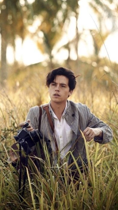 Fondo de pantalla para celular con Cole Sprouse paseando en el bosque