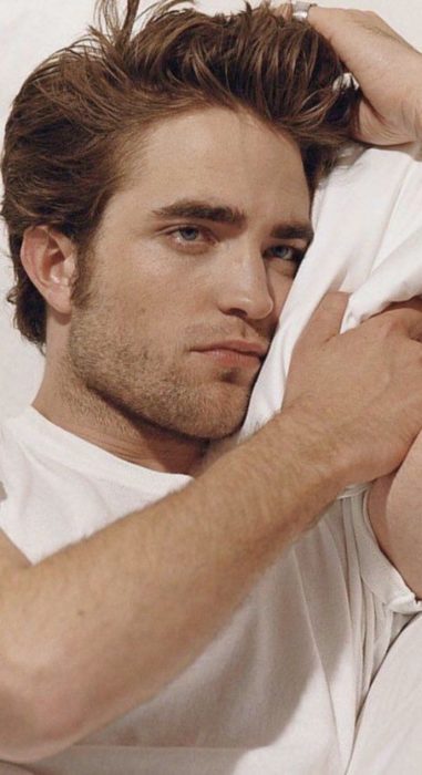 Fondo de pantalla para celular con Robert Pattinson modelando 