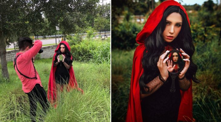 Detrás de cámaras de fotografía de modelo vestida con vestido negro, capa roja y espejo en las manos