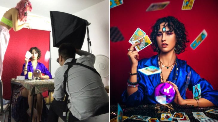 Detrás de cámaras de fotografía de modelo que lee cartas y bola de cristal 