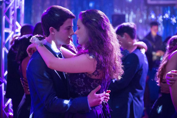 Escena de 13 reasons why cuando en el baile Hannah y Clay están apunto de besarse