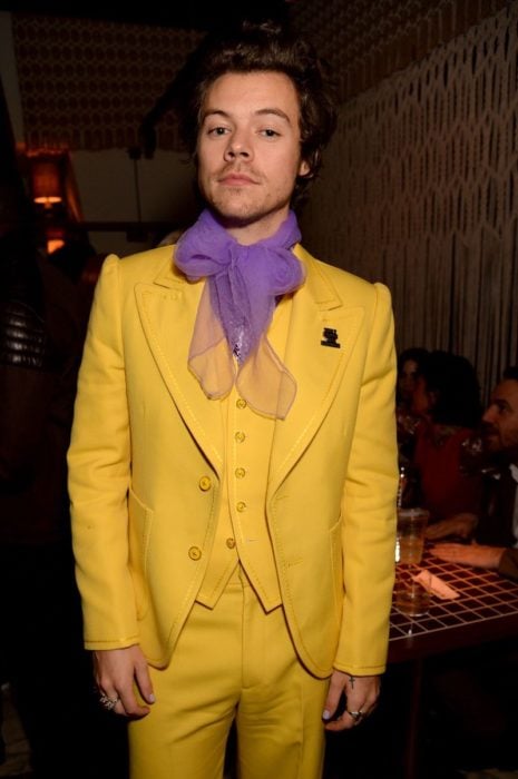 Harry Styles en la entrega de los premios británicos 2020 con traje amarillo