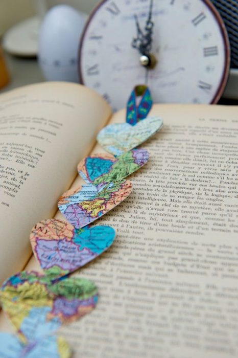 Separador de libro hecho con corazones de mapamundi