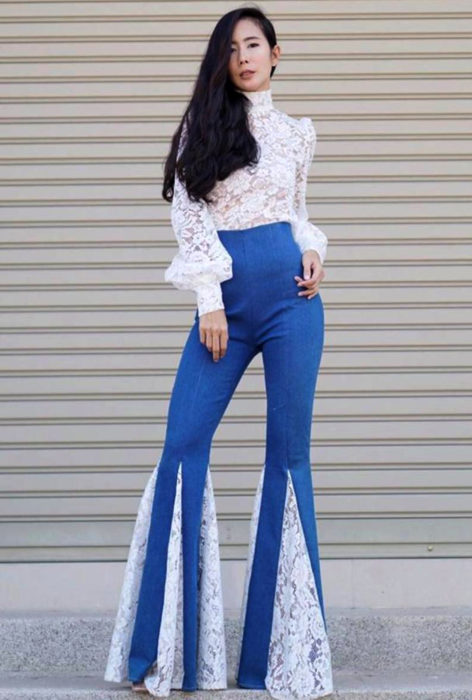 Jeans acampanados con tulle blanco