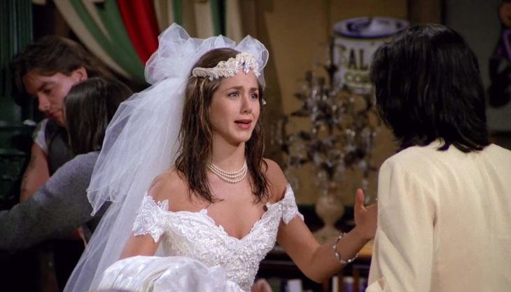 Escena de Friends donde Rachel está vestida de novia