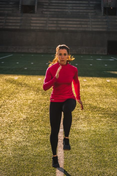 Mujer realizando jogging en espacio fijo