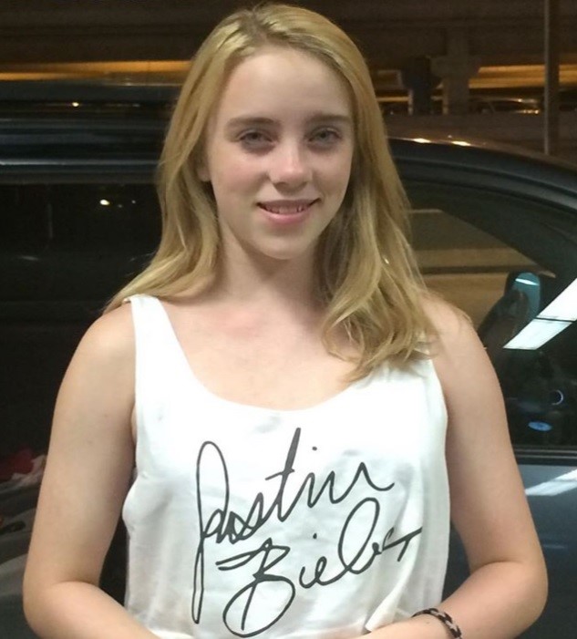 Billie Eilish usando una camiseta firmada por Justin Bieber 