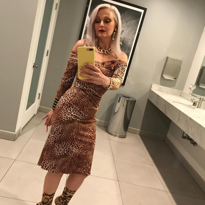 Kathy Jacobs tomándose una selfie