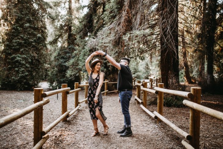 Pareja de novios bailando a mitad del bosques