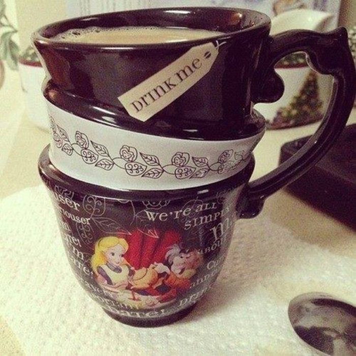 Taza cafetera inspirada en Alicia en el país de las maravillas