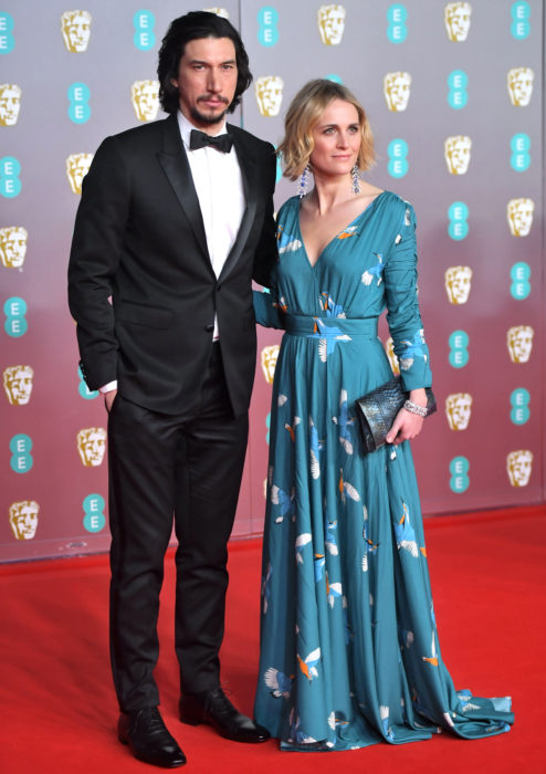 Mejores looks de la alfombra roja de los premios BAFTA 2020; Adam Driver y Joanne Tucker con vestido azul de flores