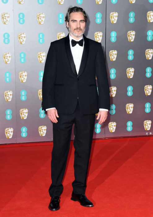 Mejores looks de la alfombra roja de los premios BAFTA 2020; Joaquin Phoenix con traje