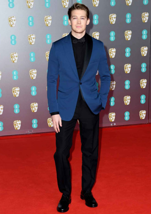 Mejores looks de la alfombra roja de los premios BAFTA 2020; Joe Alwyn con traje azul