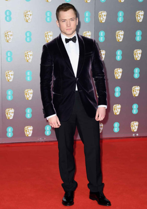 Mejores looks de la alfombra roja de los premios BAFTA 2020; Taron Egerton con traje de terciopelo morado