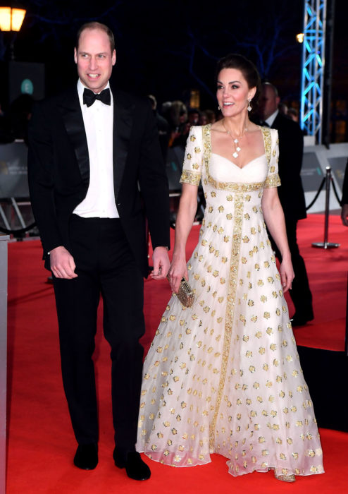 Mejores looks de la alfombra roja de los premios BAFTA 2020; Príncipe Harry y Kate Middleton, vestido marfil Alexander McQueen