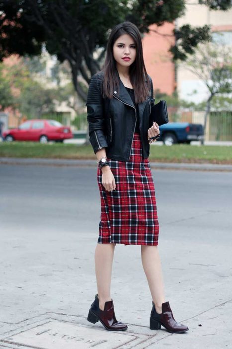 Chica usando una falda de corte lápiz en color rojo con negro 