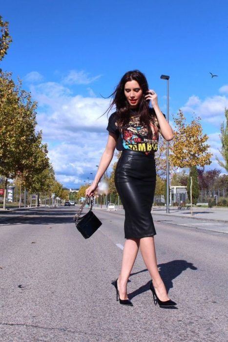 Chica usando una falda de corte lápiz de color negro y de vinil 