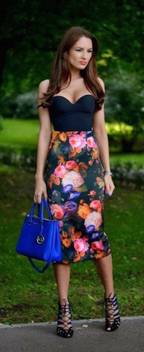 Chica usando una falda de corte lápiz con estampado floral 
