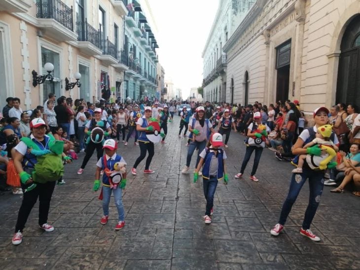 Mamás disfrazadas de personajes Pokemón desfilando en Carnaval de Mérida, México
