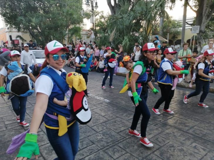 Mamás disfrazadas de personajes Pokemón desfilando en Carnaval de Mérida, México