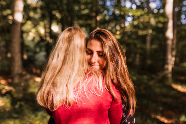 Madre e hija abrazándose