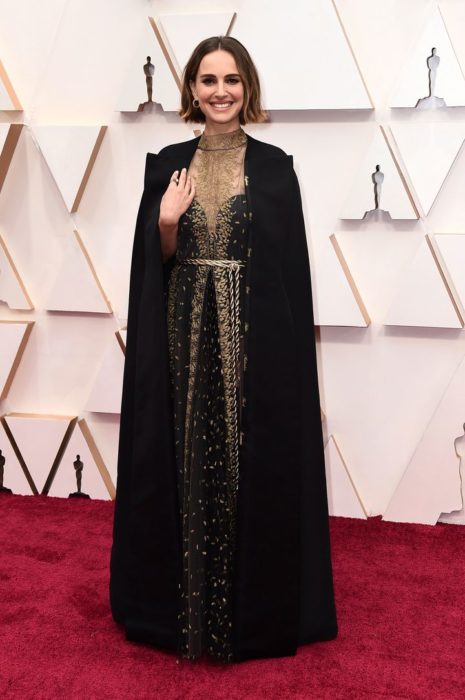 Natalie Portman posando para las fotos de la alfombra roja Óscar 2020