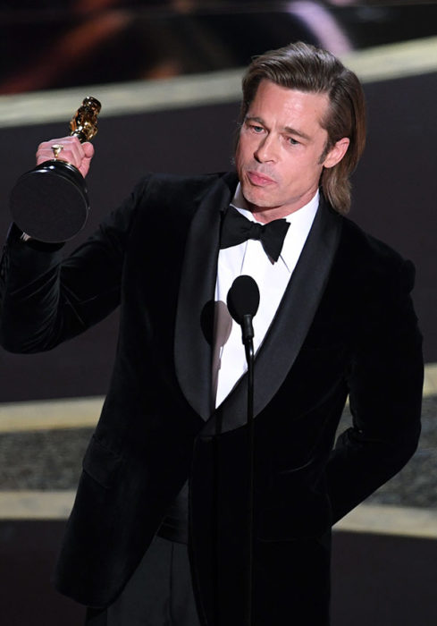 Brad Pitt levantando la estatuilla de su premio Óscar 2020