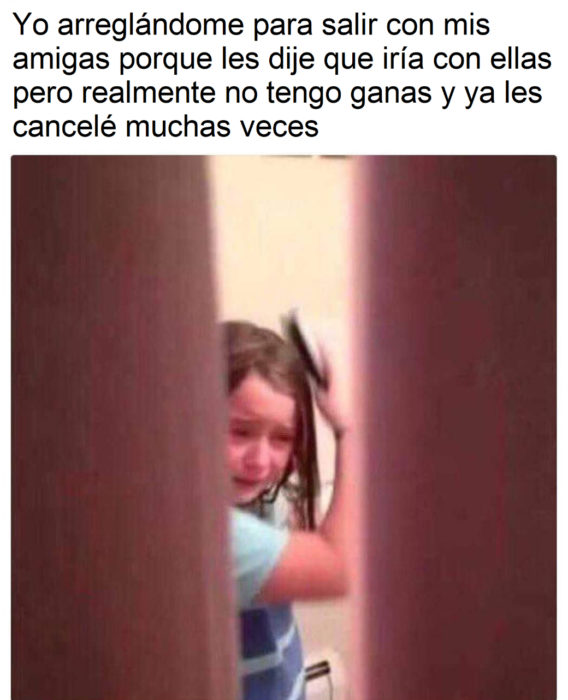 Memes sobre introvertidos; niña llorando y peinándose