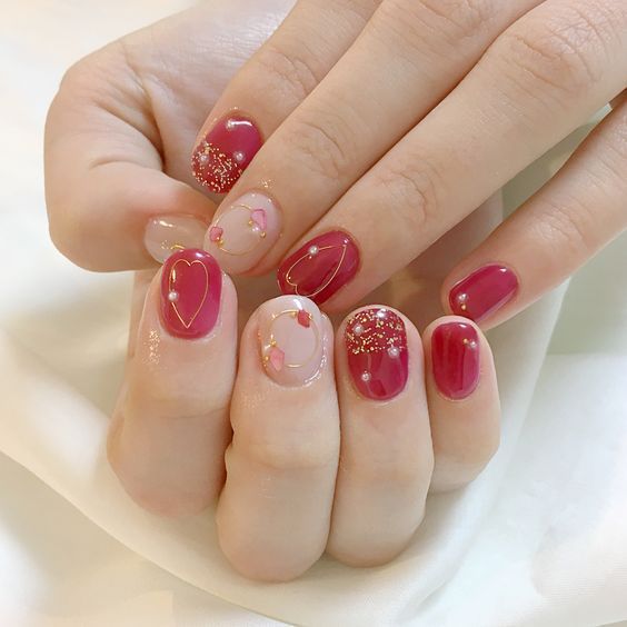 Maniucra en uñas cortas efecto gelatina en tono rojo