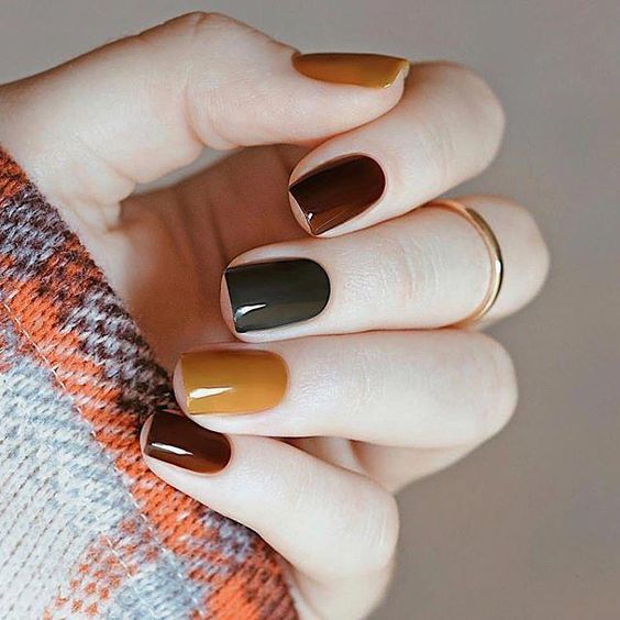 Manicura en uñas cortas con tonos secos inspirados en el otoño