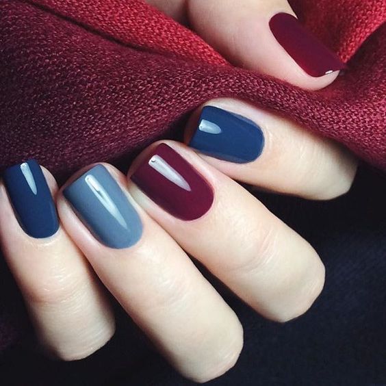 Manicura en color azul cielo, marino y grisaseo con toques en vino