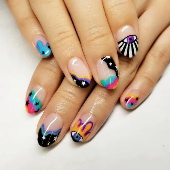 Manicura con diseño esoterico de ojos y gotas de color