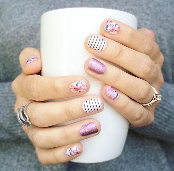 Manicura en uñas cortas con diseños de lineas y puntos negros