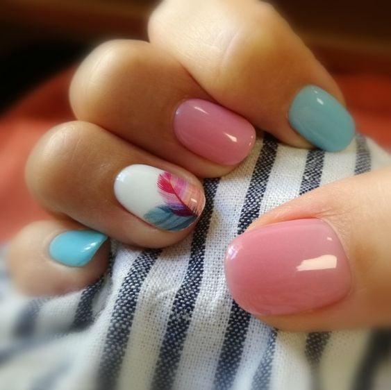 Manicura en uñas cortas en colores pastel y diseño floral