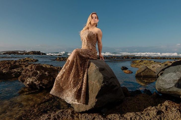 Modelo con sindrome de down, Sofía Jiray, posando para una sesión de fotos en la playa 