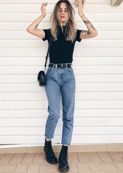 Mom jeans, botines blusa negra básica, 