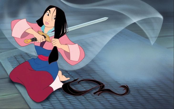Escena de Mulan cuando se corta el cabello