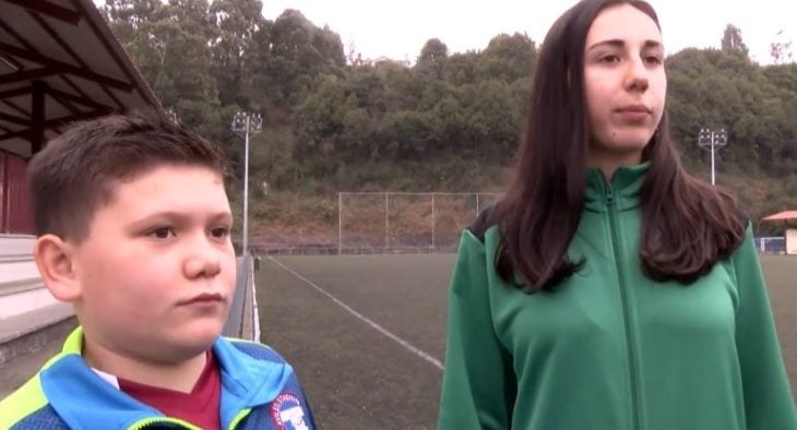 Niño y niña en una chande fútbol siendo entrevistados
