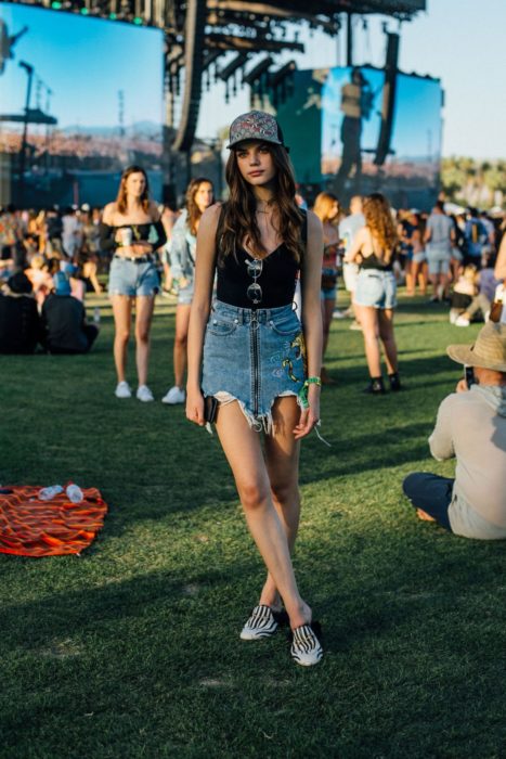 Falda de mezclilla, vans, y blisa de tirantes con gorra