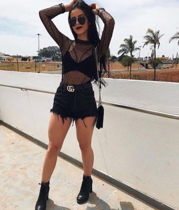 Outfit total black, shorts, botines, top y blusa transparente