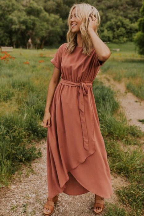 Chica en el bosque llevando vestido largo estilo wrap con puntos blancos