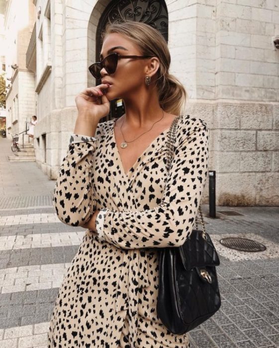 Chica llevando vestido estilo wrap con estampado animal print