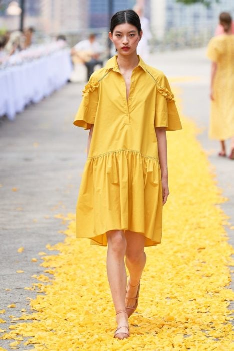 Chica usando prendas de color amarillo para la primavera 2020