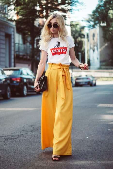 Chica usando prendas de color amarillo para la primavera 2020